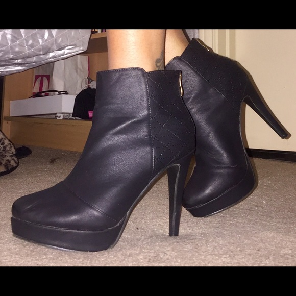 Matte black leather ankle booties! - Picture 3 of 4